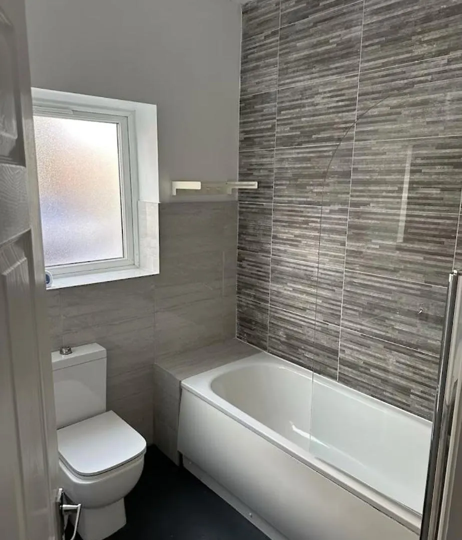 Recently Renovated Apartment Free Parking Liverpool
