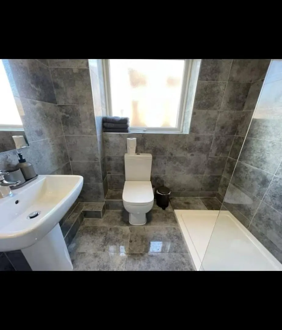 Recently Renovated Apartment Free Parking Liverpool