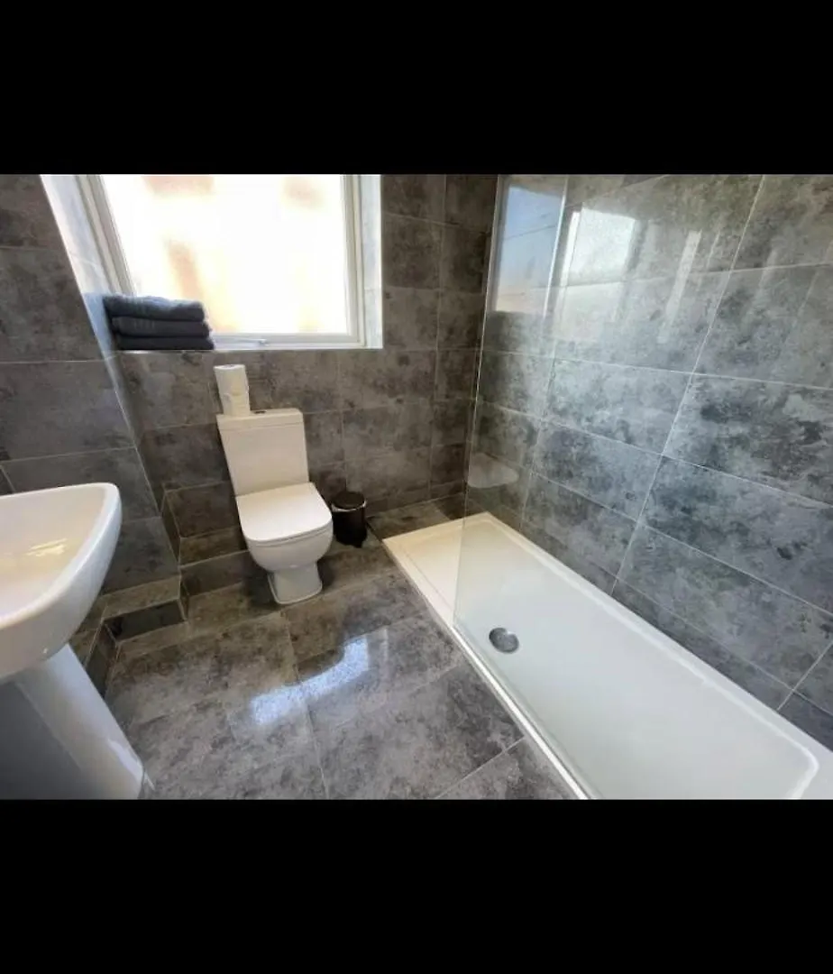 Recently Renovated Apartment Free Parking Liverpool