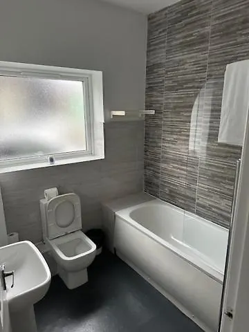 Recently Renovated Apartment Free Parking Liverpool